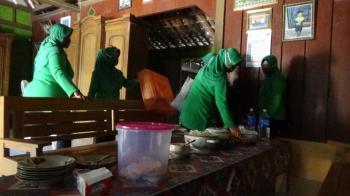 Bantu Dapur Umum, Persit Tambakrejo Hidangkan Makanan Anggota Satgas TMMD Bojonegoro